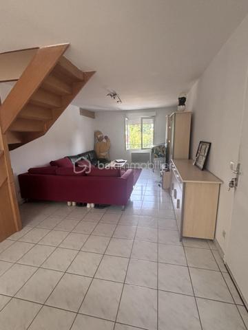 À la sortie de Rochecorbon, en limite de Parçay-Meslay, découvrez cet ensemble immobilier aménagé dans une ancienne grange, offrant un environnement calme tout en restant à proximité immédiate de Tours et des principaux axes.

Le bien se compose d'un hall brut en rez-de-chaussée avec un accès à une cave d'environ 20m2, puis, au premier étage, deux appartements aux agencements identiques.

Chaque appartement comprend :

une belle pièce de vie d'environ 40 m²,
un WC indépendant,
Au second niveau, deux pièces pouvant être aménagées selon vos besoins (chambre, bureau, dressing, espace télétravail...),
une salle d'eau (dont une avec second wc).

Des places de stationnement sont disponibles directement devant le bâtiment.

Cet ensemble offre de nombreuses possibilités :

investissement locatif, avec un potentiel de loyer estimé à 600 € minimum par appartement, soit 1 200 € par mois pour l'ensemble ;
résidence principale ou familiale, en réunissant facilement les deux logements pour créer un vaste espace de vie de type loft, alliant charme de l'ancien et beaux volumes.

Un bien rare, idéal pour un investisseur, un marchand de biens ou un acquéreur à la recherche d'un projet modulable dans un secteur recherché.

À découvrir sans tarder !