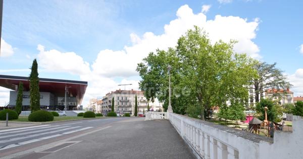 PROPRIÉTÉ BOURGEOISE DE 395 M2 AU COEUR D'UN PARC PAYSAGÉ DE 2 487 M2, CENTRE VILLE