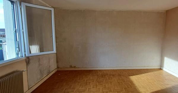 Maison à vendre 3 pièces  (16 ST MICHEL) avec 1 étage et 1 garage. Avec 2 chambres