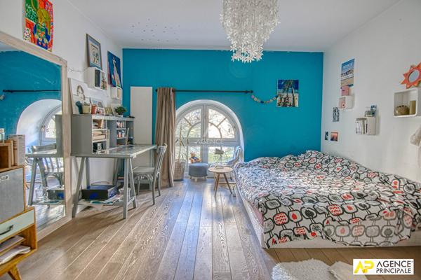 Versailles Notre-Dame "les carrés Richaud" Triplex d'exception de 168 m² carrez occupant 3 niveaux d'un superbe immeuble jouissant de jardins communs remarquablement tenus. €1 490 000 ** - Référence 27836