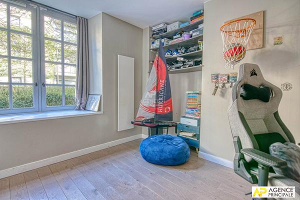 Versailles Notre-Dame "les carrés Richaud" Triplex d'exception de 168 m² carrez occupant 3 niveaux d'un superbe immeuble jouissant de jardins communs remarquablement tenus. €1 490 000 ** - Référence 27836