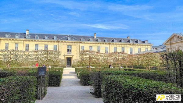 Versailles Notre-Dame "les carrés Richaud" Triplex d'exception de 168 m² carrez occupant 3 niveaux d'un superbe immeuble jouissant de jardins communs remarquablement tenus. €1 490 000 ** - Référence 27836