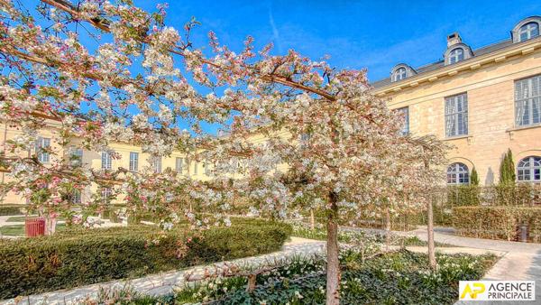 Versailles Notre-Dame "les carrés Richaud" Triplex d'exception de 168 m² carrez occupant 3 niveaux d'un superbe immeuble jouissant de jardins communs remarquablement tenus. €1 490 000 ** - Référence 27836