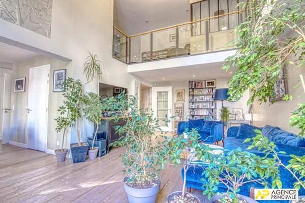 Versailles Notre-Dame "les carrés Richaud" Triplex d'exception de 168 m² carrez occupant 3 niveaux d'un superbe immeuble jouissant de jardins communs remarquablement tenus. €1 490 000 ** - Référence 27836