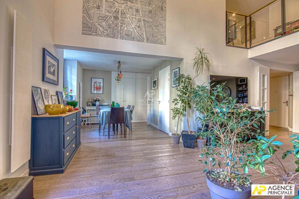 Versailles Notre-Dame "les carrés Richaud" Triplex d'exception de 168 m² carrez occupant 3 niveaux d'un superbe immeuble jouissant de jardins communs remarquablement tenus. €1 490 000 ** - Référence 27836