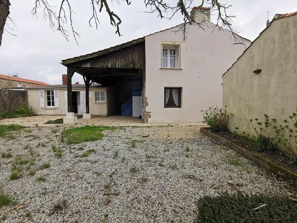 Maison en pierre avec grand potentiel Centre de Grosbreuil