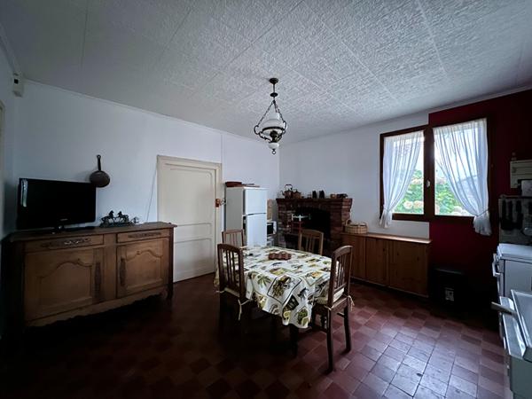 Maison en pierre avec grand potentiel Centre de Grosbreuil