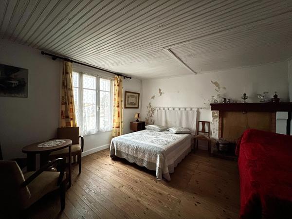 Maison en pierre avec grand potentiel Centre de Grosbreuil