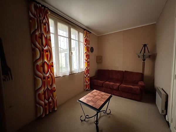 Maison en pierre avec grand potentiel Centre de Grosbreuil