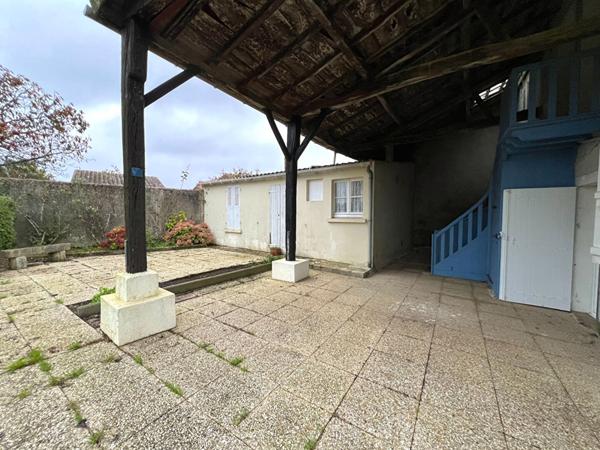 Maison en pierre avec grand potentiel Centre de Grosbreuil