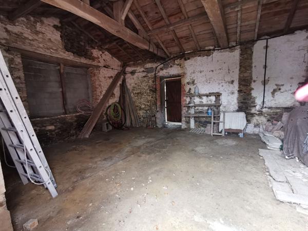 Maison en pierre avec grand potentiel Centre de Grosbreuil