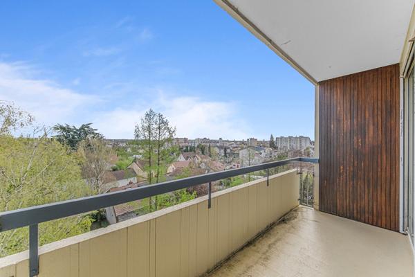 Appartement T3 de 66 m2 en dernier étage, proche centre-ville avec balcon, garage , cave et ascenseur