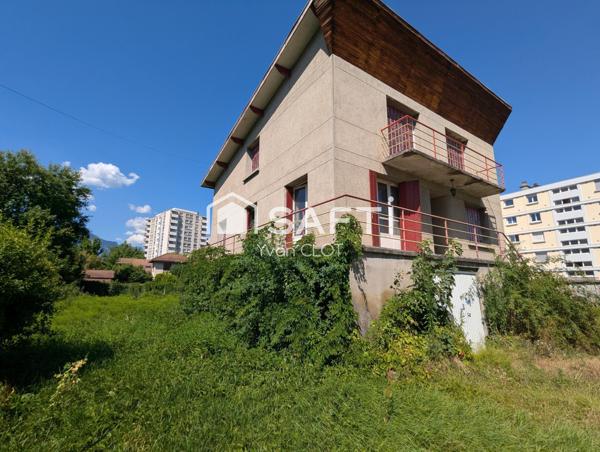 Maison + 9 garages sur terrain divisible de 2 000 m² – Fort potentiel