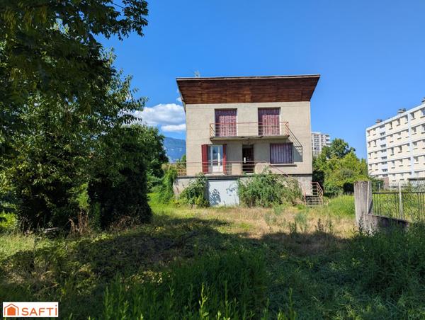 Maison + 9 garages sur terrain divisible de 2 000 m² – Fort potentiel