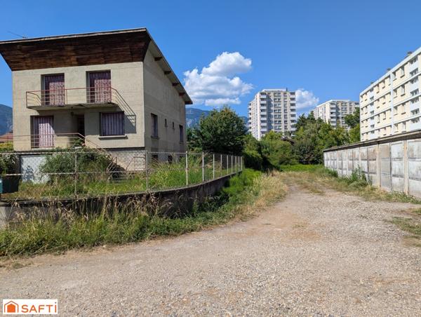 Maison + 9 garages sur terrain divisible de 2 000 m² – Fort potentiel