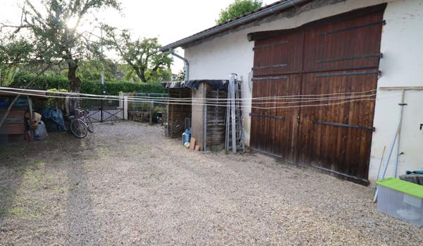 Maison de village en pierre rénovée avec dépendances et terrain arboré proche de CUISERY (71)