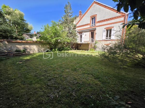 Idéalement située à deux pas des commerces, des marchés, des écoles publique et privée et des transports cette maison offre une vie quotidienne simple et agréable avec la gare accessible à pied.
Maison habitable de suite proposant une cuisine aménagée et équipée donnant sur un séjour double baigné de lumière, une chambre de plain-pied, une salle d’eau, et un wc. De nombreux rangements complètent le niveau principal.
À l’étage une grande pièce palière crée un espace modulable pouvant laisser place à vos besoins. Elle dessert une pièce pouvant faire office de bureau ou dressing et deux chambres spacieuses dont l’une disposant d’une pièce d’eau prête à devenir une future salle de bains
Le sous sol total compartimenté offre de belles possibilités de rangement ou d’aménagement.
L'extérieur quant à lui a été pensé pour profiter pleinement des beaux jours avec une terrasse plein sud équipée d’un store banne et un jardin clos agréable au calme et facile d’entretien le tout sur une parcelle de 353 m²