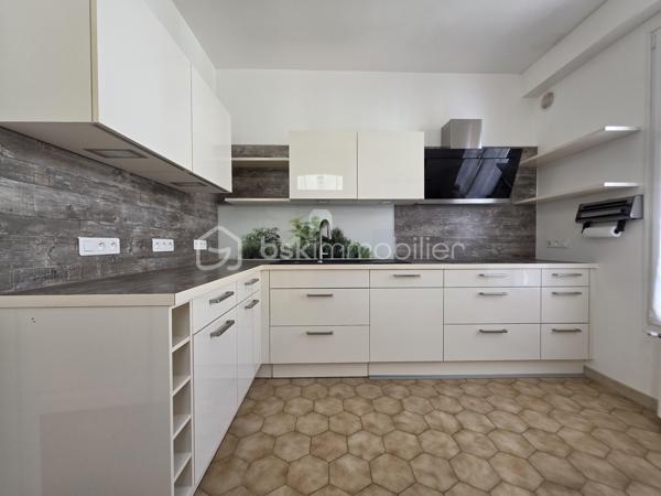 Idéalement située à deux pas des commerces, des marchés, des écoles publique et privée et des transports cette maison offre une vie quotidienne simple et agréable avec la gare accessible à pied.
Maison habitable de suite proposant une cuisine aménagée et équipée donnant sur un séjour double baigné de lumière, une chambre de plain-pied, une salle d’eau, et un wc. De nombreux rangements complètent le niveau principal.
À l’étage une grande pièce palière crée un espace modulable pouvant laisser place à vos besoins. Elle dessert une pièce pouvant faire office de bureau ou dressing et deux chambres spacieuses dont l’une disposant d’une pièce d’eau prête à devenir une future salle de bains
Le sous sol total compartimenté offre de belles possibilités de rangement ou d’aménagement.
L'extérieur quant à lui a été pensé pour profiter pleinement des beaux jours avec une terrasse plein sud équipée d’un store banne et un jardin clos agréable au calme et facile d’entretien le tout sur une parcelle de 353 m²