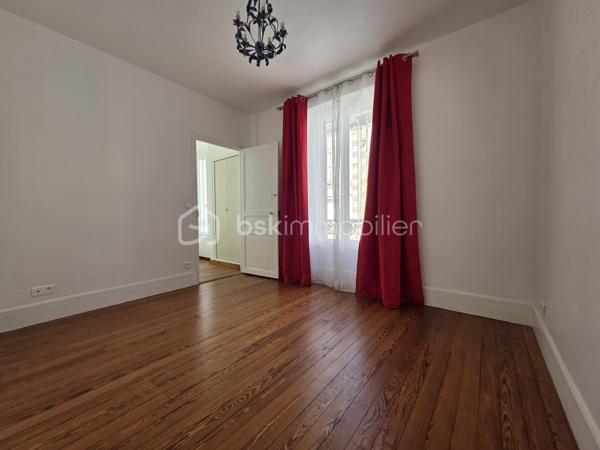 Idéalement située à deux pas des commerces, des marchés, des écoles publique et privée et des transports cette maison offre une vie quotidienne simple et agréable avec la gare accessible à pied.
Maison habitable de suite proposant une cuisine aménagée et équipée donnant sur un séjour double baigné de lumière, une chambre de plain-pied, une salle d’eau, et un wc. De nombreux rangements complètent le niveau principal.
À l’étage une grande pièce palière crée un espace modulable pouvant laisser place à vos besoins. Elle dessert une pièce pouvant faire office de bureau ou dressing et deux chambres spacieuses dont l’une disposant d’une pièce d’eau prête à devenir une future salle de bains
Le sous sol total compartimenté offre de belles possibilités de rangement ou d’aménagement.
L'extérieur quant à lui a été pensé pour profiter pleinement des beaux jours avec une terrasse plein sud équipée d’un store banne et un jardin clos agréable au calme et facile d’entretien le tout sur une parcelle de 353 m²