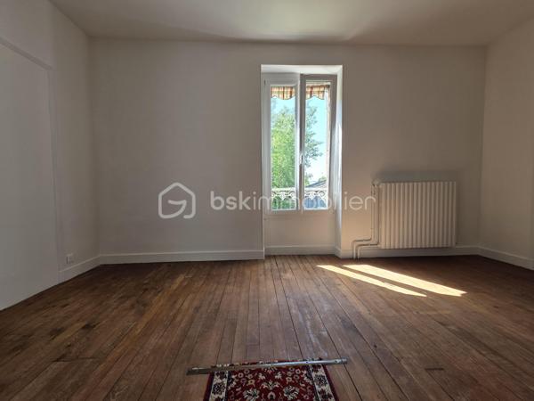 Idéalement située à deux pas des commerces, des marchés, des écoles publique et privée et des transports cette maison offre une vie quotidienne simple et agréable avec la gare accessible à pied.
Maison habitable de suite proposant une cuisine aménagée et équipée donnant sur un séjour double baigné de lumière, une chambre de plain-pied, une salle d’eau, et un wc. De nombreux rangements complètent le niveau principal.
À l’étage une grande pièce palière crée un espace modulable pouvant laisser place à vos besoins. Elle dessert une pièce pouvant faire office de bureau ou dressing et deux chambres spacieuses dont l’une disposant d’une pièce d’eau prête à devenir une future salle de bains
Le sous sol total compartimenté offre de belles possibilités de rangement ou d’aménagement.
L'extérieur quant à lui a été pensé pour profiter pleinement des beaux jours avec une terrasse plein sud équipée d’un store banne et un jardin clos agréable au calme et facile d’entretien le tout sur une parcelle de 353 m²