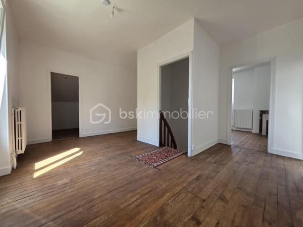 Idéalement située à deux pas des commerces, des marchés, des écoles publique et privée et des transports cette maison offre une vie quotidienne simple et agréable avec la gare accessible à pied.
Maison habitable de suite proposant une cuisine aménagée et équipée donnant sur un séjour double baigné de lumière, une chambre de plain-pied, une salle d’eau, et un wc. De nombreux rangements complètent le niveau principal.
À l’étage une grande pièce palière crée un espace modulable pouvant laisser place à vos besoins. Elle dessert une pièce pouvant faire office de bureau ou dressing et deux chambres spacieuses dont l’une disposant d’une pièce d’eau prête à devenir une future salle de bains
Le sous sol total compartimenté offre de belles possibilités de rangement ou d’aménagement.
L'extérieur quant à lui a été pensé pour profiter pleinement des beaux jours avec une terrasse plein sud équipée d’un store banne et un jardin clos agréable au calme et facile d’entretien le tout sur une parcelle de 353 m²