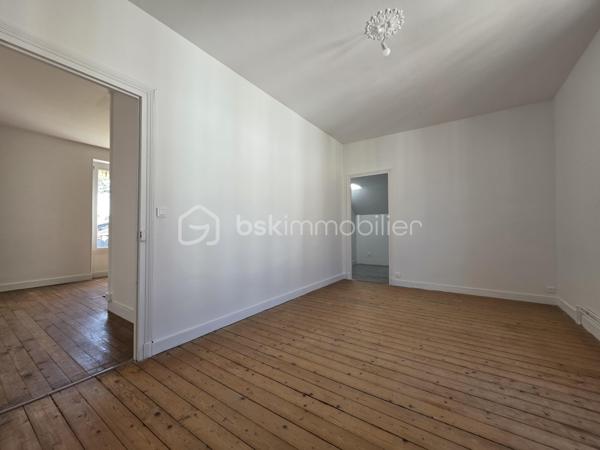 Idéalement située à deux pas des commerces, des marchés, des écoles publique et privée et des transports cette maison offre une vie quotidienne simple et agréable avec la gare accessible à pied.
Maison habitable de suite proposant une cuisine aménagée et équipée donnant sur un séjour double baigné de lumière, une chambre de plain-pied, une salle d’eau, et un wc. De nombreux rangements complètent le niveau principal.
À l’étage une grande pièce palière crée un espace modulable pouvant laisser place à vos besoins. Elle dessert une pièce pouvant faire office de bureau ou dressing et deux chambres spacieuses dont l’une disposant d’une pièce d’eau prête à devenir une future salle de bains
Le sous sol total compartimenté offre de belles possibilités de rangement ou d’aménagement.
L'extérieur quant à lui a été pensé pour profiter pleinement des beaux jours avec une terrasse plein sud équipée d’un store banne et un jardin clos agréable au calme et facile d’entretien le tout sur une parcelle de 353 m²