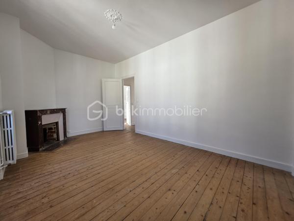 Idéalement située à deux pas des commerces, des marchés, des écoles publique et privée et des transports cette maison offre une vie quotidienne simple et agréable avec la gare accessible à pied.
Maison habitable de suite proposant une cuisine aménagée et équipée donnant sur un séjour double baigné de lumière, une chambre de plain-pied, une salle d’eau, et un wc. De nombreux rangements complètent le niveau principal.
À l’étage une grande pièce palière crée un espace modulable pouvant laisser place à vos besoins. Elle dessert une pièce pouvant faire office de bureau ou dressing et deux chambres spacieuses dont l’une disposant d’une pièce d’eau prête à devenir une future salle de bains
Le sous sol total compartimenté offre de belles possibilités de rangement ou d’aménagement.
L'extérieur quant à lui a été pensé pour profiter pleinement des beaux jours avec une terrasse plein sud équipée d’un store banne et un jardin clos agréable au calme et facile d’entretien le tout sur une parcelle de 353 m²