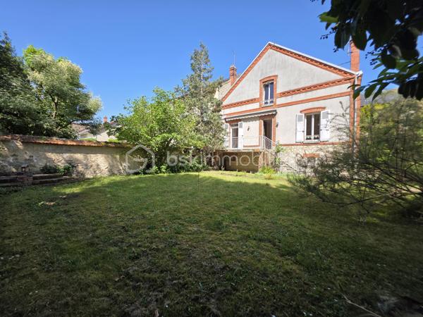 Idéalement située à deux pas des commerces, des marchés, des écoles publique et privée et des transports cette maison offre une vie quotidienne simple et agréable avec la gare accessible à pied.
Maison habitable de suite proposant une cuisine aménagée et équipée donnant sur un séjour double baigné de lumière, une chambre de plain-pied, une salle d’eau, et un wc. De nombreux rangements complètent le niveau principal.
À l’étage une grande pièce palière crée un espace modulable pouvant laisser place à vos besoins. Elle dessert une pièce pouvant faire office de bureau ou dressing et deux chambres spacieuses dont l’une disposant d’une pièce d’eau prête à devenir une future salle de bains
Le sous sol total compartimenté offre de belles possibilités de rangement ou d’aménagement.
L'extérieur quant à lui a été pensé pour profiter pleinement des beaux jours avec une terrasse plein sud équipée d’un store banne et un jardin clos agréable au calme et facile d’entretien le tout sur une parcelle de 353 m²