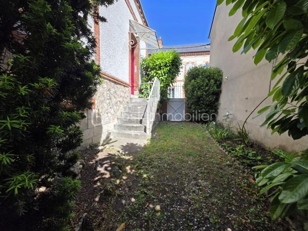 Idéalement située à deux pas des commerces, des marchés, des écoles publique et privée et des transports cette maison offre une vie quotidienne simple et agréable avec la gare accessible à pied.
Maison habitable de suite proposant une cuisine aménagée et équipée donnant sur un séjour double baigné de lumière, une chambre de plain-pied, une salle d’eau, et un wc. De nombreux rangements complètent le niveau principal.
À l’étage une grande pièce palière crée un espace modulable pouvant laisser place à vos besoins. Elle dessert une pièce pouvant faire office de bureau ou dressing et deux chambres spacieuses dont l’une disposant d’une pièce d’eau prête à devenir une future salle de bains
Le sous sol total compartimenté offre de belles possibilités de rangement ou d’aménagement.
L'extérieur quant à lui a été pensé pour profiter pleinement des beaux jours avec une terrasse plein sud équipée d’un store banne et un jardin clos agréable au calme et facile d’entretien le tout sur une parcelle de 353 m²