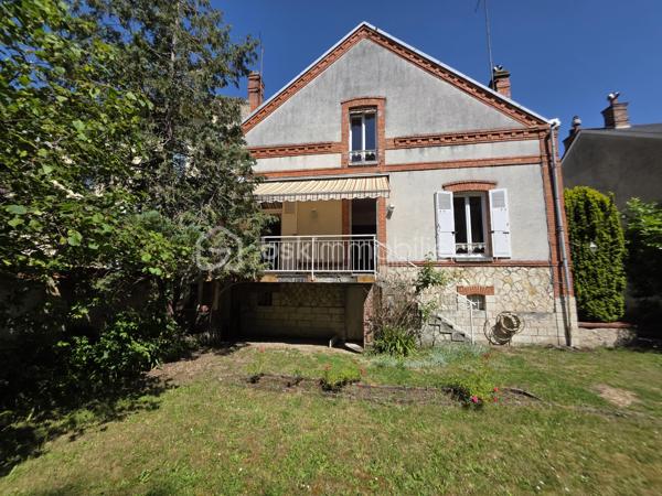 Idéalement située à deux pas des commerces, des marchés, des écoles publique et privée et des transports cette maison offre une vie quotidienne simple et agréable avec la gare accessible à pied.
Maison habitable de suite proposant une cuisine aménagée et équipée donnant sur un séjour double baigné de lumière, une chambre de plain-pied, une salle d’eau, et un wc. De nombreux rangements complètent le niveau principal.
À l’étage une grande pièce palière crée un espace modulable pouvant laisser place à vos besoins. Elle dessert une pièce pouvant faire office de bureau ou dressing et deux chambres spacieuses dont l’une disposant d’une pièce d’eau prête à devenir une future salle de bains
Le sous sol total compartimenté offre de belles possibilités de rangement ou d’aménagement.
L'extérieur quant à lui a été pensé pour profiter pleinement des beaux jours avec une terrasse plein sud équipée d’un store banne et un jardin clos agréable au calme et facile d’entretien le tout sur une parcelle de 353 m²