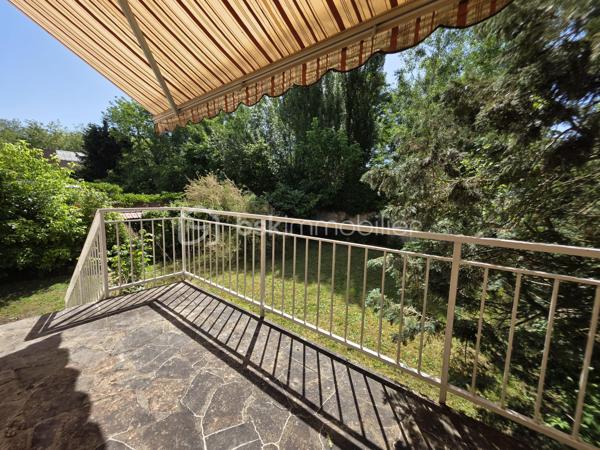 Idéalement située à deux pas des commerces, des marchés, des écoles publique et privée et des transports cette maison offre une vie quotidienne simple et agréable avec la gare accessible à pied.
Maison habitable de suite proposant une cuisine aménagée et équipée donnant sur un séjour double baigné de lumière, une chambre de plain-pied, une salle d’eau, et un wc. De nombreux rangements complètent le niveau principal.
À l’étage une grande pièce palière crée un espace modulable pouvant laisser place à vos besoins. Elle dessert une pièce pouvant faire office de bureau ou dressing et deux chambres spacieuses dont l’une disposant d’une pièce d’eau prête à devenir une future salle de bains
Le sous sol total compartimenté offre de belles possibilités de rangement ou d’aménagement.
L'extérieur quant à lui a été pensé pour profiter pleinement des beaux jours avec une terrasse plein sud équipée d’un store banne et un jardin clos agréable au calme et facile d’entretien le tout sur une parcelle de 353 m²