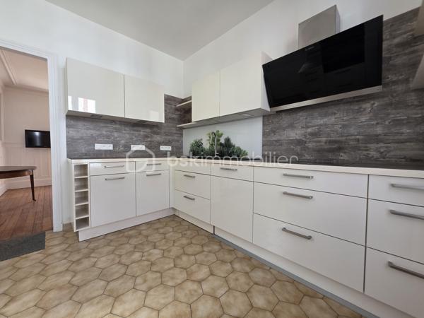 Idéalement située à deux pas des commerces, des marchés, des écoles publique et privée et des transports cette maison offre une vie quotidienne simple et agréable avec la gare accessible à pied.
Maison habitable de suite proposant une cuisine aménagée et équipée donnant sur un séjour double baigné de lumière, une chambre de plain-pied, une salle d’eau, et un wc. De nombreux rangements complètent le niveau principal.
À l’étage une grande pièce palière crée un espace modulable pouvant laisser place à vos besoins. Elle dessert une pièce pouvant faire office de bureau ou dressing et deux chambres spacieuses dont l’une disposant d’une pièce d’eau prête à devenir une future salle de bains
Le sous sol total compartimenté offre de belles possibilités de rangement ou d’aménagement.
L'extérieur quant à lui a été pensé pour profiter pleinement des beaux jours avec une terrasse plein sud équipée d’un store banne et un jardin clos agréable au calme et facile d’entretien le tout sur une parcelle de 353 m²