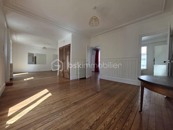 Idéalement située à deux pas des commerces, des marchés, des écoles publique et privée et des transports cette maison offre une vie quotidienne simple et agréable avec la gare accessible à pied.
Maison habitable de suite proposant une cuisine aménagée et équipée donnant sur un séjour double baigné de lumière, une chambre de plain-pied, une salle d’eau, et un wc. De nombreux rangements complètent le niveau principal.
À l’étage une grande pièce palière crée un espace modulable pouvant laisser place à vos besoins. Elle dessert une pièce pouvant faire office de bureau ou dressing et deux chambres spacieuses dont l’une disposant d’une pièce d’eau prête à devenir une future salle de bains
Le sous sol total compartimenté offre de belles possibilités de rangement ou d’aménagement.
L'extérieur quant à lui a été pensé pour profiter pleinement des beaux jours avec une terrasse plein sud équipée d’un store banne et un jardin clos agréable au calme et facile d’entretien le tout sur une parcelle de 353 m²