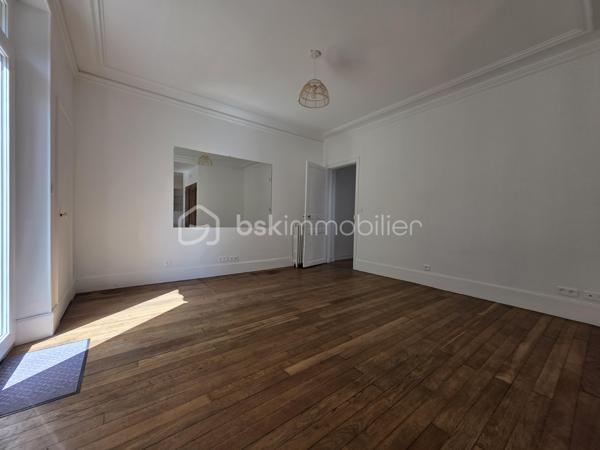 Idéalement située à deux pas des commerces, des marchés, des écoles publique et privée et des transports cette maison offre une vie quotidienne simple et agréable avec la gare accessible à pied.
Maison habitable de suite proposant une cuisine aménagée et équipée donnant sur un séjour double baigné de lumière, une chambre de plain-pied, une salle d’eau, et un wc. De nombreux rangements complètent le niveau principal.
À l’étage une grande pièce palière crée un espace modulable pouvant laisser place à vos besoins. Elle dessert une pièce pouvant faire office de bureau ou dressing et deux chambres spacieuses dont l’une disposant d’une pièce d’eau prête à devenir une future salle de bains
Le sous sol total compartimenté offre de belles possibilités de rangement ou d’aménagement.
L'extérieur quant à lui a été pensé pour profiter pleinement des beaux jours avec une terrasse plein sud équipée d’un store banne et un jardin clos agréable au calme et facile d’entretien le tout sur une parcelle de 353 m²