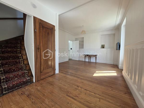 Idéalement située à deux pas des commerces, des marchés, des écoles publique et privée et des transports cette maison offre une vie quotidienne simple et agréable avec la gare accessible à pied.
Maison habitable de suite proposant une cuisine aménagée et équipée donnant sur un séjour double baigné de lumière, une chambre de plain-pied, une salle d’eau, et un wc. De nombreux rangements complètent le niveau principal.
À l’étage une grande pièce palière crée un espace modulable pouvant laisser place à vos besoins. Elle dessert une pièce pouvant faire office de bureau ou dressing et deux chambres spacieuses dont l’une disposant d’une pièce d’eau prête à devenir une future salle de bains
Le sous sol total compartimenté offre de belles possibilités de rangement ou d’aménagement.
L'extérieur quant à lui a été pensé pour profiter pleinement des beaux jours avec une terrasse plein sud équipée d’un store banne et un jardin clos agréable au calme et facile d’entretien le tout sur une parcelle de 353 m²