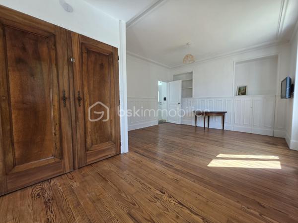 Idéalement située à deux pas des commerces, des marchés, des écoles publique et privée et des transports cette maison offre une vie quotidienne simple et agréable avec la gare accessible à pied.
Maison habitable de suite proposant une cuisine aménagée et équipée donnant sur un séjour double baigné de lumière, une chambre de plain-pied, une salle d’eau, et un wc. De nombreux rangements complètent le niveau principal.
À l’étage une grande pièce palière crée un espace modulable pouvant laisser place à vos besoins. Elle dessert une pièce pouvant faire office de bureau ou dressing et deux chambres spacieuses dont l’une disposant d’une pièce d’eau prête à devenir une future salle de bains
Le sous sol total compartimenté offre de belles possibilités de rangement ou d’aménagement.
L'extérieur quant à lui a été pensé pour profiter pleinement des beaux jours avec une terrasse plein sud équipée d’un store banne et un jardin clos agréable au calme et facile d’entretien le tout sur une parcelle de 353 m²