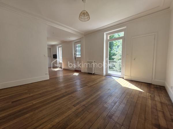 Idéalement située à deux pas des commerces, des marchés, des écoles publique et privée et des transports cette maison offre une vie quotidienne simple et agréable avec la gare accessible à pied.
Maison habitable de suite proposant une cuisine aménagée et équipée donnant sur un séjour double baigné de lumière, une chambre de plain-pied, une salle d’eau, et un wc. De nombreux rangements complètent le niveau principal.
À l’étage une grande pièce palière crée un espace modulable pouvant laisser place à vos besoins. Elle dessert une pièce pouvant faire office de bureau ou dressing et deux chambres spacieuses dont l’une disposant d’une pièce d’eau prête à devenir une future salle de bains
Le sous sol total compartimenté offre de belles possibilités de rangement ou d’aménagement.
L'extérieur quant à lui a été pensé pour profiter pleinement des beaux jours avec une terrasse plein sud équipée d’un store banne et un jardin clos agréable au calme et facile d’entretien le tout sur une parcelle de 353 m²