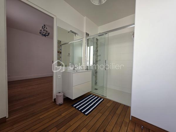 Idéalement située à deux pas des commerces, des marchés, des écoles publique et privée et des transports cette maison offre une vie quotidienne simple et agréable avec la gare accessible à pied.
Maison habitable de suite proposant une cuisine aménagée et équipée donnant sur un séjour double baigné de lumière, une chambre de plain-pied, une salle d’eau, et un wc. De nombreux rangements complètent le niveau principal.
À l’étage une grande pièce palière crée un espace modulable pouvant laisser place à vos besoins. Elle dessert une pièce pouvant faire office de bureau ou dressing et deux chambres spacieuses dont l’une disposant d’une pièce d’eau prête à devenir une future salle de bains
Le sous sol total compartimenté offre de belles possibilités de rangement ou d’aménagement.
L'extérieur quant à lui a été pensé pour profiter pleinement des beaux jours avec une terrasse plein sud équipée d’un store banne et un jardin clos agréable au calme et facile d’entretien le tout sur une parcelle de 353 m²