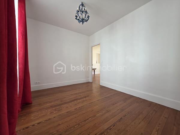 Idéalement située à deux pas des commerces, des marchés, des écoles publique et privée et des transports cette maison offre une vie quotidienne simple et agréable avec la gare accessible à pied.
Maison habitable de suite proposant une cuisine aménagée et équipée donnant sur un séjour double baigné de lumière, une chambre de plain-pied, une salle d’eau, et un wc. De nombreux rangements complètent le niveau principal.
À l’étage une grande pièce palière crée un espace modulable pouvant laisser place à vos besoins. Elle dessert une pièce pouvant faire office de bureau ou dressing et deux chambres spacieuses dont l’une disposant d’une pièce d’eau prête à devenir une future salle de bains
Le sous sol total compartimenté offre de belles possibilités de rangement ou d’aménagement.
L'extérieur quant à lui a été pensé pour profiter pleinement des beaux jours avec une terrasse plein sud équipée d’un store banne et un jardin clos agréable au calme et facile d’entretien le tout sur une parcelle de 353 m²