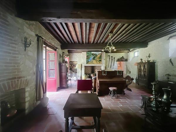 Marsac-sur-l'Isle (24430) Ancien prieuré du XVe siècle,un lieu secret aux portes de Périgueux