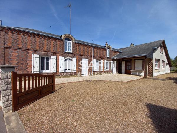Ensemble 2 habitations de plain-pied communicantes avec garage et terrain