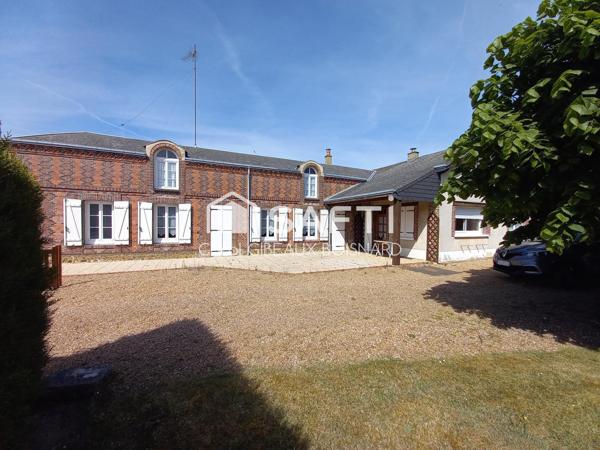Ensemble 2 habitations de plain-pied communicantes avec garage et terrain