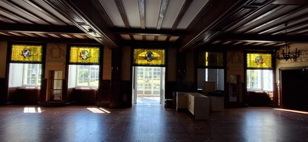 Château du XVIII eme a 1h10 de Paris. Conçu pour accueillir activités professionnelles et vie familiale indépendante.