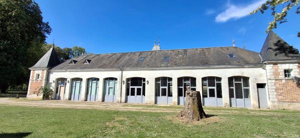 Château du XVIII eme a 1h10 de Paris. Conçu pour accueillir activités professionnelles et vie familiale indépendante.