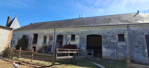 Château du XVIII eme a 1h10 de Paris. Conçu pour accueillir activités professionnelles et vie familiale indépendante.