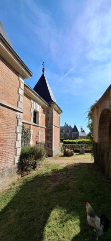Château du XVIII eme a 1h10 de Paris. Conçu pour accueillir activités professionnelles et vie familiale indépendante.