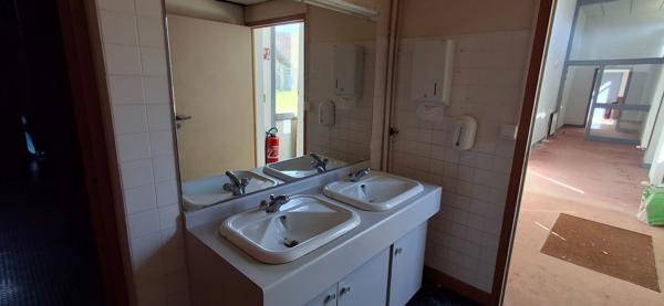 Château du XVIII eme a 1h10 de Paris. Conçu pour accueillir activités professionnelles et vie familiale indépendante.