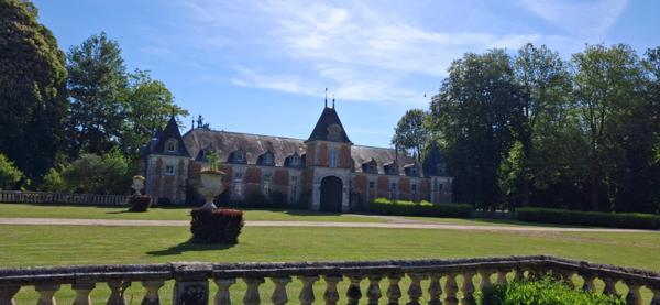 Château du XVIII eme a 1h10 de Paris. Conçu pour accueillir activités professionnelles et vie familiale indépendante.