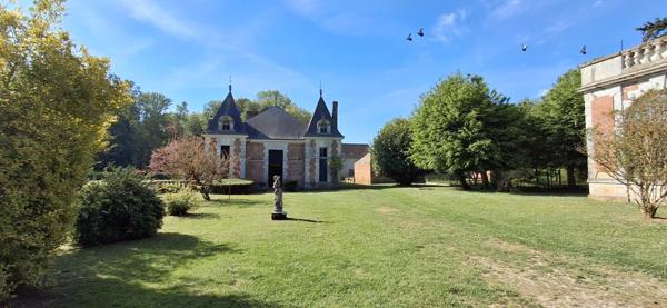 Château du XVIII eme a 1h10 de Paris. Conçu pour accueillir activités professionnelles et vie familiale indépendante.