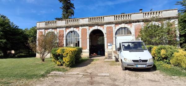 Château du XVIII eme a 1h10 de Paris. Conçu pour accueillir activités professionnelles et vie familiale indépendante.